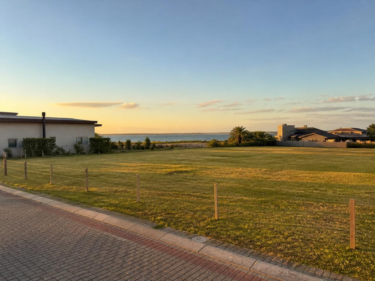 Terreno vista lagoa — Marina del Faro